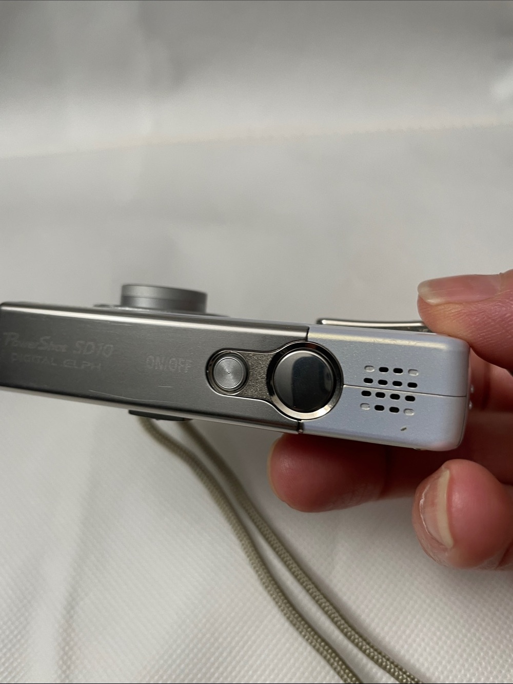 Canon PowerShot SD100 Silver Digital Camera with Charger & Cables - Picture 5 of 10